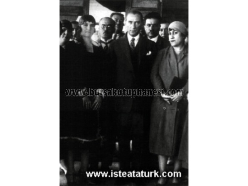 Atatürk ve Bursa- Türk Kadınlar Birliği üyeleriyle. (29 Mayıs 1926)