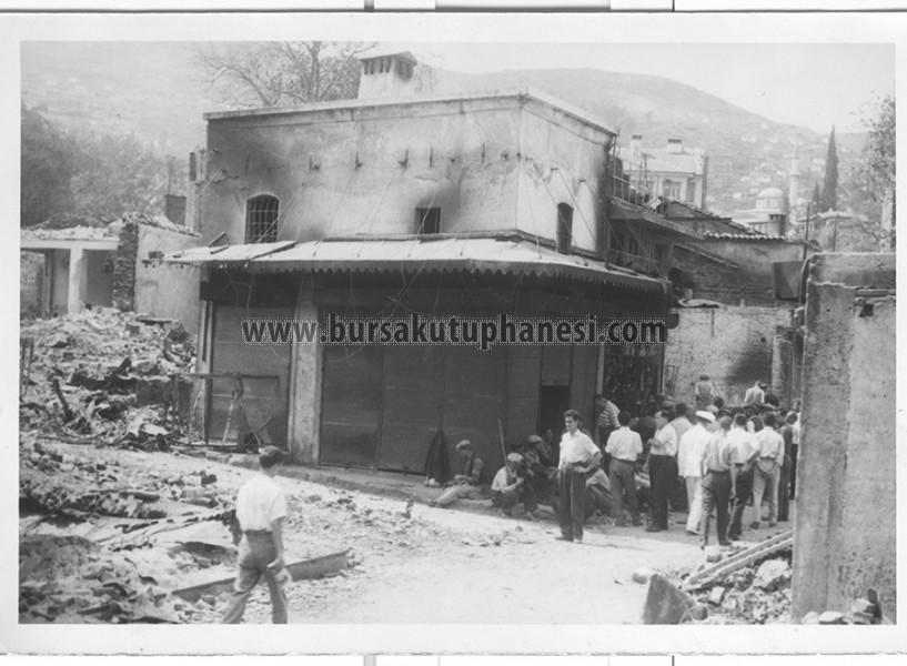 1958-Kapalicarsi-yangininda-yanmayan-Selahattin-Asika-ait-dukkanin-hali