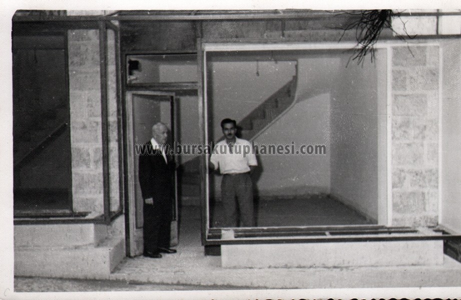 1958-carsi-yanginindan-sonra-Kapalicarsida-yapilan-yeni-dukkanlarda-Osman-Durmacalis-ve-Mustafa-Nuri-Urgancioglu1963
