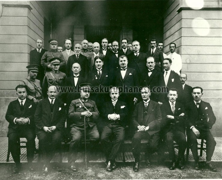 30'lu yıllarda İsmet İnönü -sağ başta 2.sıra başında Saim Altıok