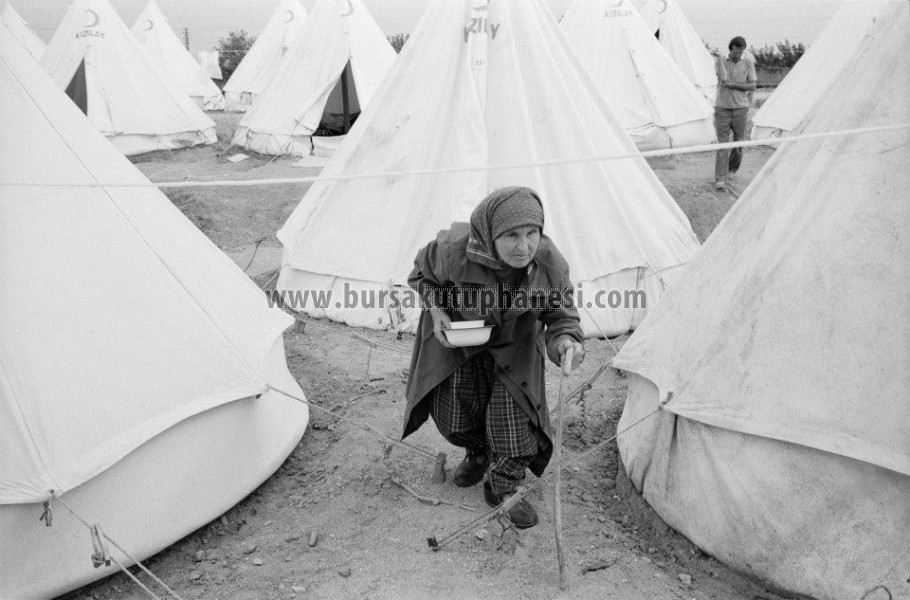 1989 göçü, çadırlar arasında yaşlı bir kadın.
