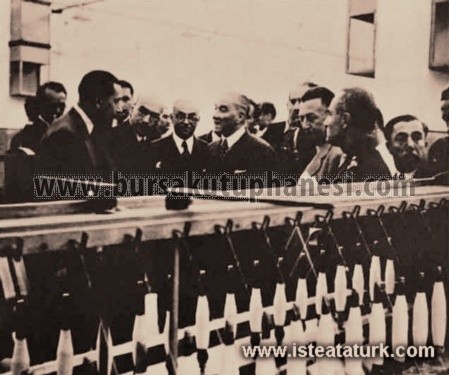 Bursa Sümerbank Merinos Fabrikası'nı açtıktan sonra tesisleri gezerken. (02 Şubat 1938)