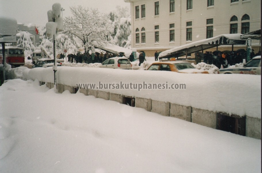 Atatürk Caddesi'nde karlı bir gün.