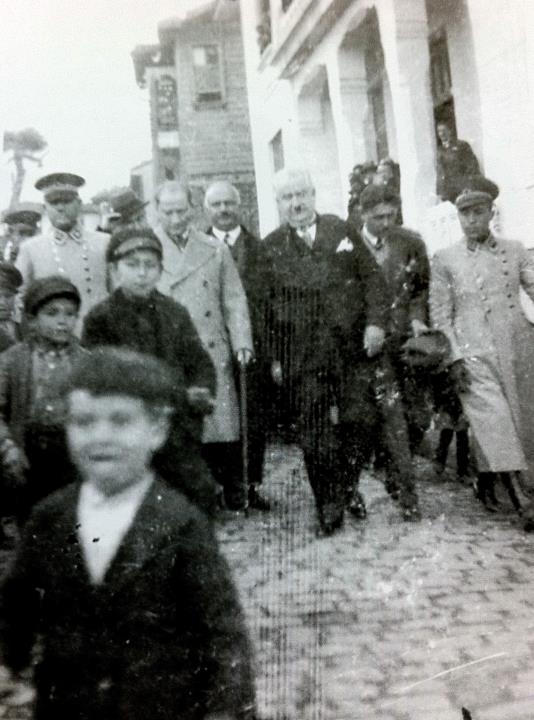 Atatürk ve Bursa- belediyeden heykele doğru halk ile yürüyor.. 1920 