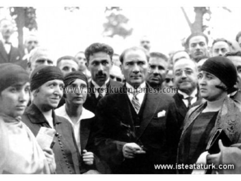 Atatürk ve Bursa- Dar'ül Elhanarı (İstanbul Belediye Koservatuarı) öğretmen ve öğrencilerinin verdiği konserden sonra bayan sanatçılarla. (29 Mayıs 1926)2