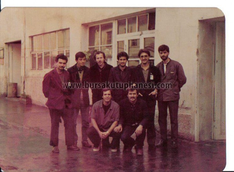 Merinos Fab. Enerji Şefliği Elk. Bkm. Servis önü. Abdullah Genç, Necat korkmaz, Ahmet Uslu, Erkan Erdem, Turan Konca ve Hüseyin Yörüksoy (Tahir Adıman)