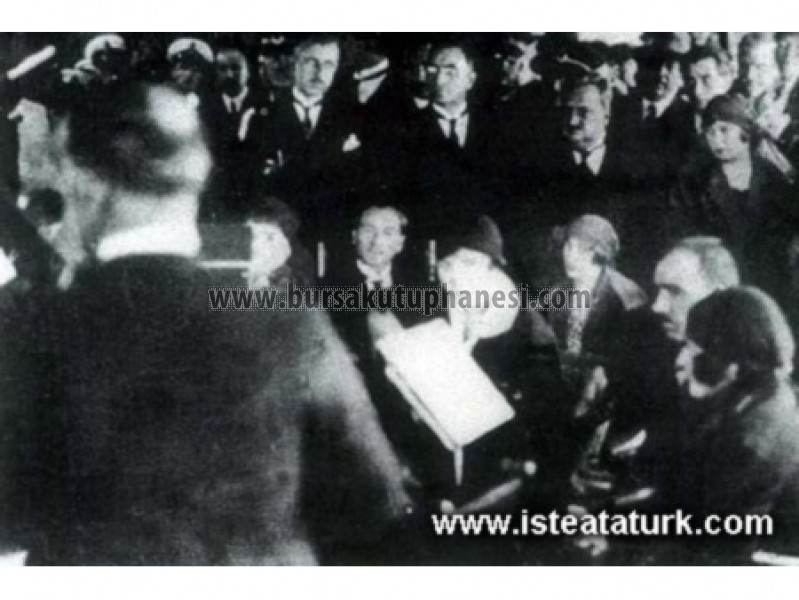 Atatürk ve Bursa- Dar'ül Elhan'ın verdiği Şef Mustafa Sunar'ın yönettiği konseri dinlerken .(29.05.1926)