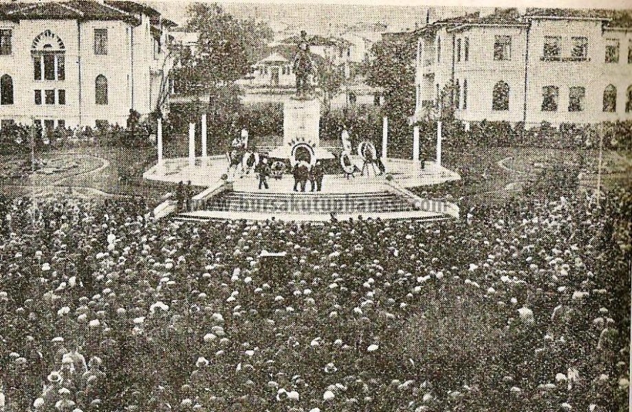 Atatürk-1938 Kasım ayı içinde Ata'nın vefatı üzerine Heykel önünde yapılan anma töreni görüntüleridir.