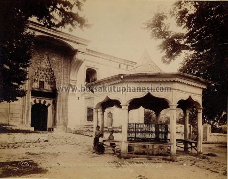 Yeşil Camii ve şadırvanı