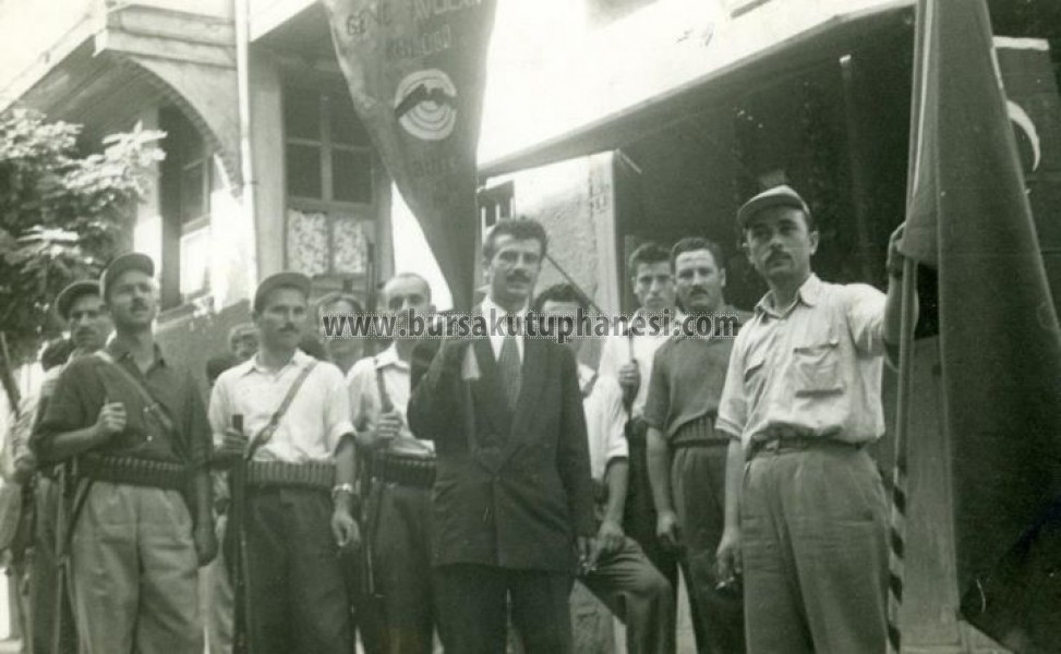 Bayram-Kutlama- Bursanın kurtluş bayramı resmi geçit öncesi emirsultan avcılar kulübü ‎11 eylül 1956 