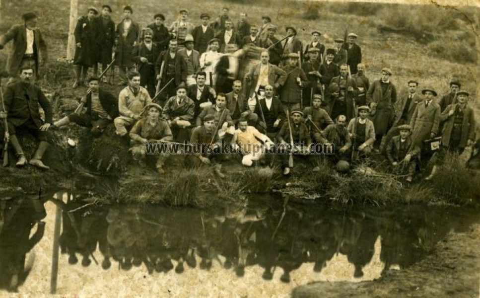 Aksu köyünde ‎1932 yılında bursalı avcıların sürek avı..