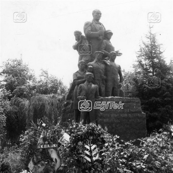 Orhan Gazi, Atatürk Anıtı 1982