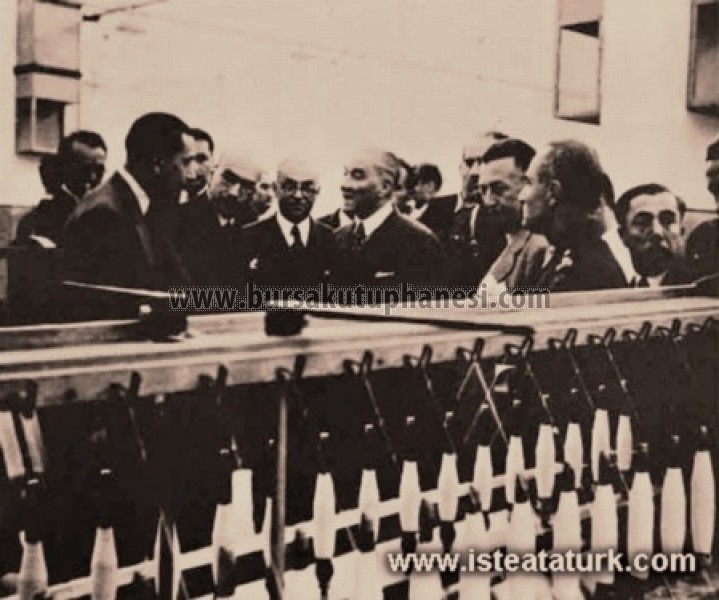 Atatürk ve Bursa-  Sümerbank Merinos Fabrikası'nı açtıktan sonra tesisleri gezerken. (02 Şubat 1938)
