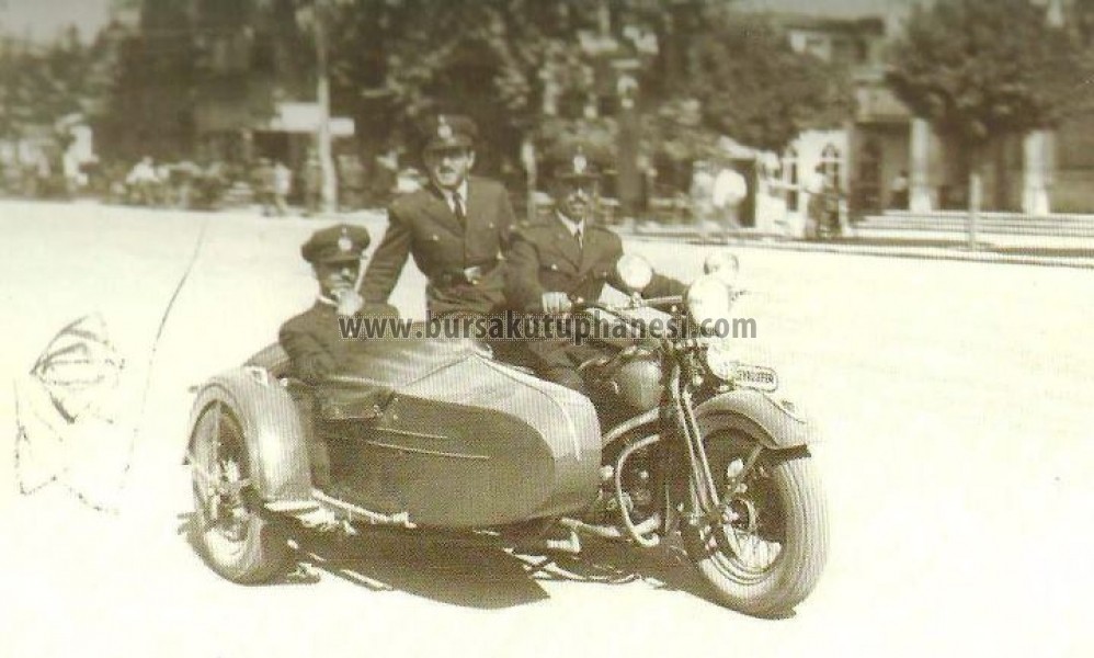 Heykel'de motosikletli polisler.