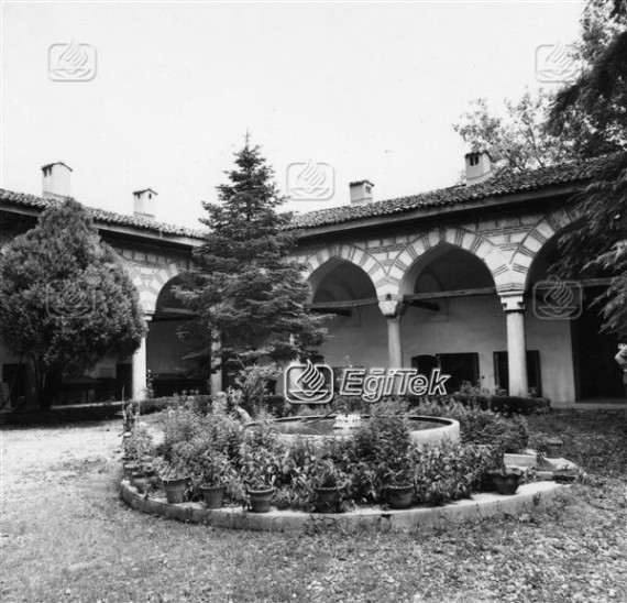 Yeşil Cami Medresesi ve İç Avlu 1972