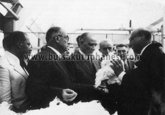 2 şubat 1938 Cumhurbaskanı Atatürk Bursa Merinos Fabrikasi tesislerini gezerken