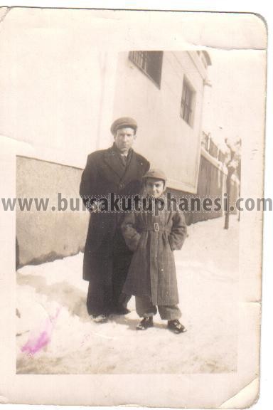 Bursa sokakları.Sanırım Maksem tarafı. Yine bir kış günü. 1950.