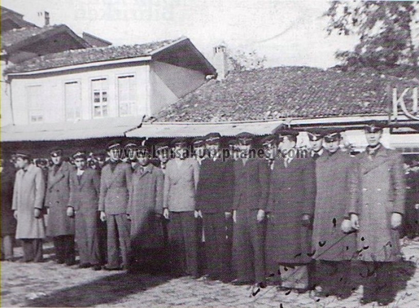 21.11.1938 Bursa Erkek Lisesi Öğrencileri Atatürk'ün ölümü üzerine Heykel meydanında .Arkada Kitapçı Zeki Mumcu-Şimdiki Ziraat Bankası önü