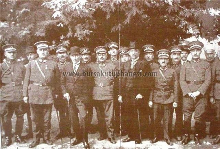 Atatürk ve Bursa- 11.Tümen karargâhını ziyaretlerinde