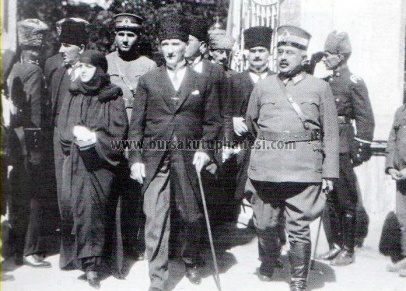 11.9.1924, Atatürk, Tophane bahçesinden çıkarken