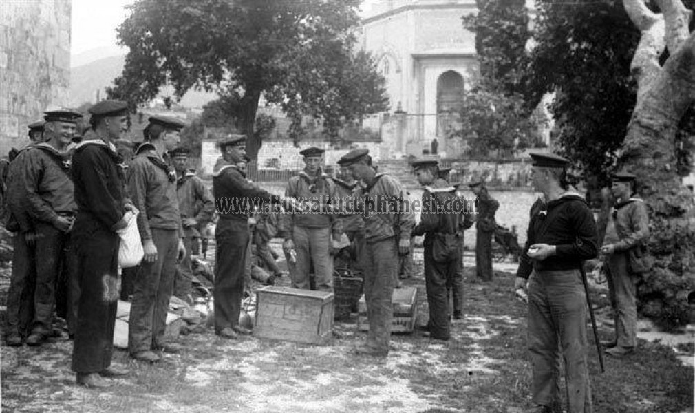 Yavuz zırhlısının mürettebatı yeşil türbe gezisinde. 