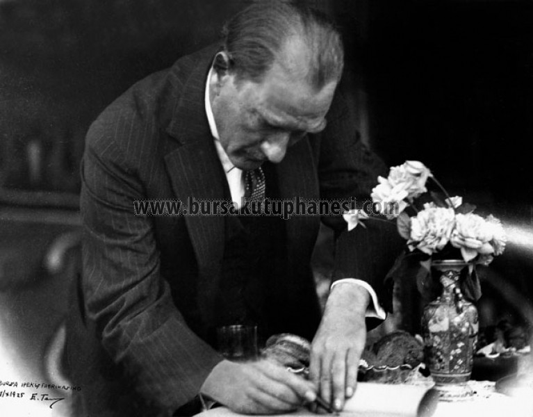 Atatürk ve Bursa- ipekiş fabrikasına 1925