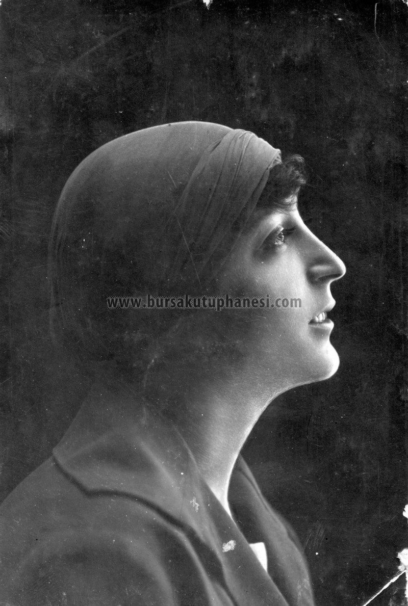 Bursa Kiz lisesi edebiyat ogretmeni Firdevs Birim, 1925 