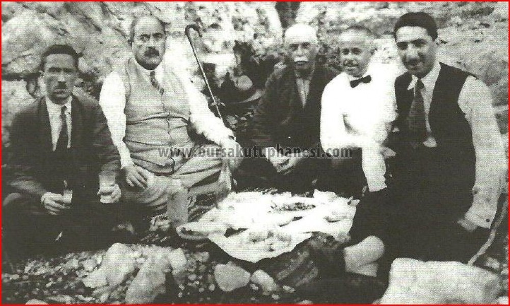 1927 bir piknik anısı.Soldan 2.İsmail Kağıtçıbaşı,Cemal Duraner,Aktar Fahri Kurşun