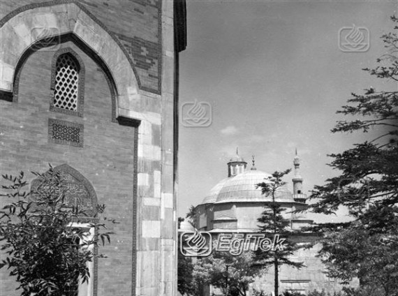 Yeşil Türbe, 1962