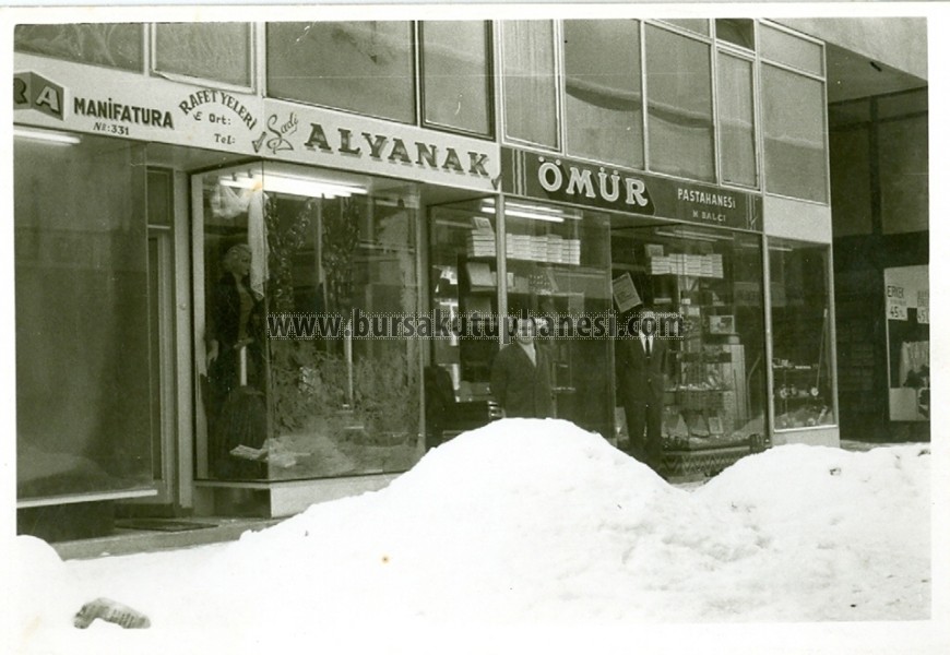 1958-Kapalicarsi-yangindan-sonra-yeni-yapilan-dukkanlarda-Ali-Sadi-Alyanak-Mustafa-Balci-1962