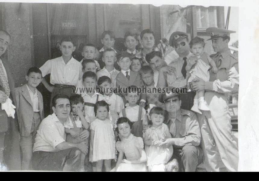 Devlet-tiyatrosu-arasinda-eski-Sumerbankta-cekilmis-bir-hatira-19.06.1955