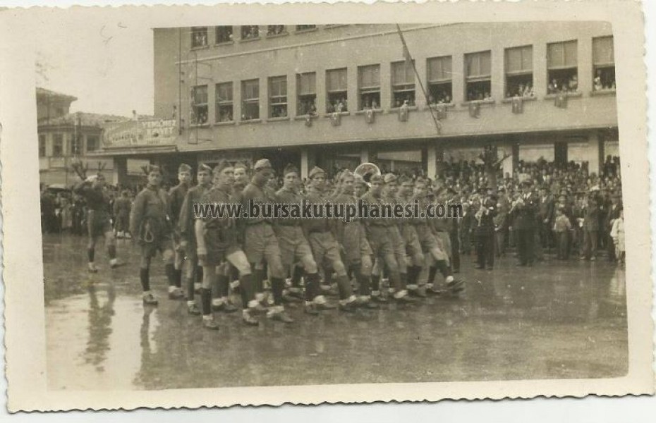 İZCİLER GEÇİT TÖRENİNDE 1950'LER, YENİLMEZ KUVVET FİLMİ SİNEMADA OYNUYOR MARMARA VE TAN SİNEMASI (MEHMET ÇİLÇİ)