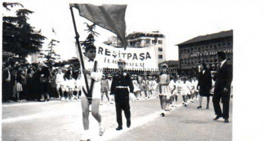 23 nisan 1967 heykelde yürüyüş