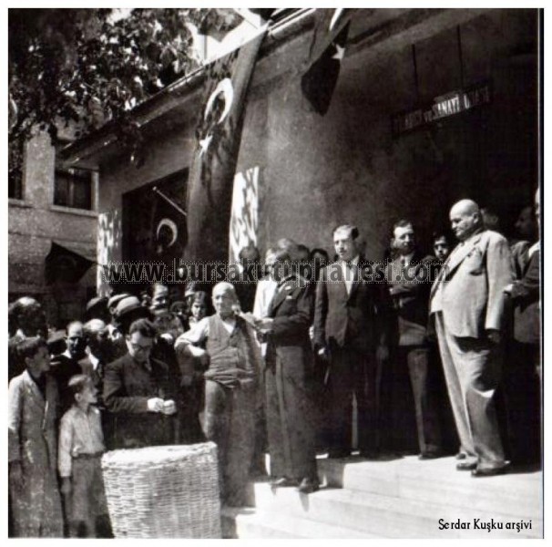 Bursa Valisi Fazlı Güleç koza piyasasını açıyor-1944