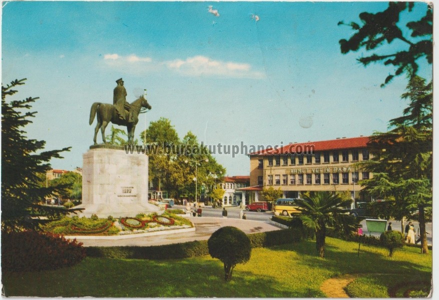 Heykel, Atatürk heykeli ve Tayyare Kültür Merkezi.