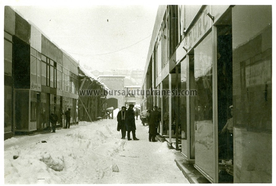 1958-Kapalicarsi-yanginindan-sonra-yeni-yapilan-dukkanlar-karsida-gorunen-yer-Bakircilar1962