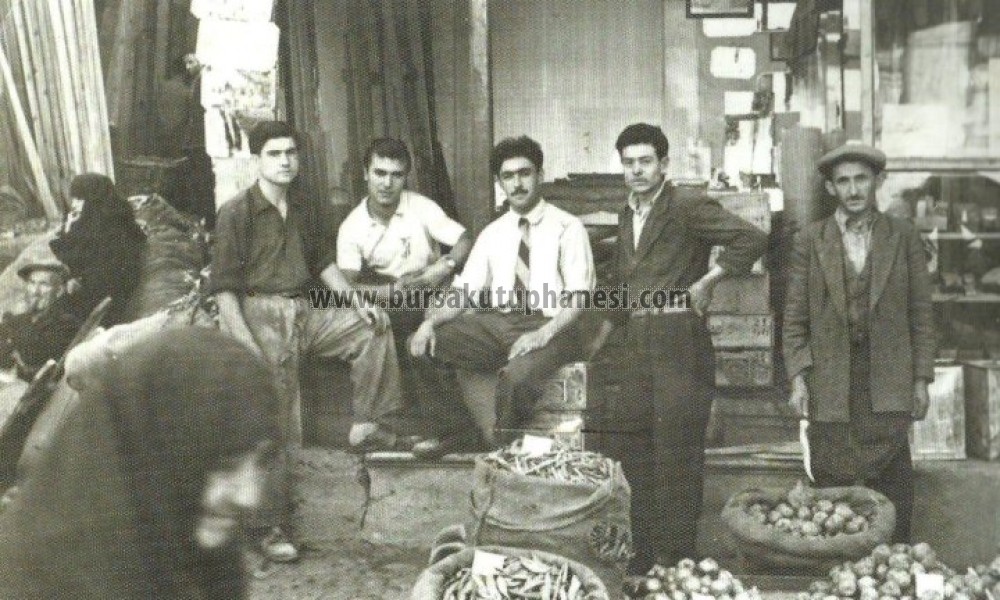 Cumhuriyet caddesi esnaflarından Emir sSütçü,Ali Oltay 