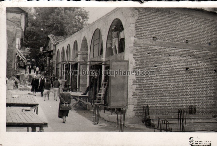 1958-carsi-yanginindan-sonra-Kapalicarsida-yapilan-yeni-dukkanlarda-Osman-Durmacalis-ve-Mustafa-Nuri-Urgancioglu1963-3