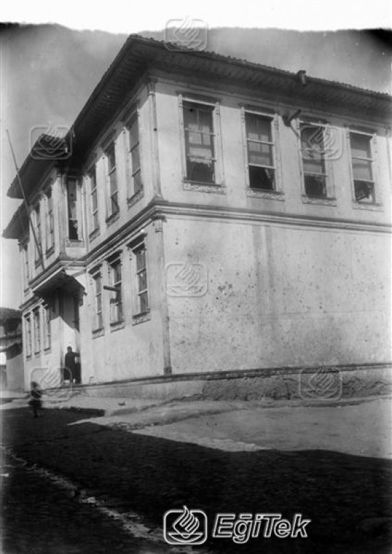 Bir İlk Mekteb binasından görünüm, 1926