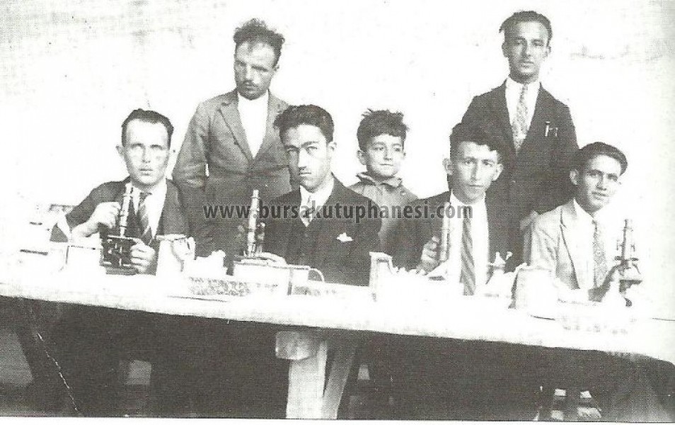 İpekçilik Enistitüsünde kursiyerler.Sağda ayakta Ahmet Malcı