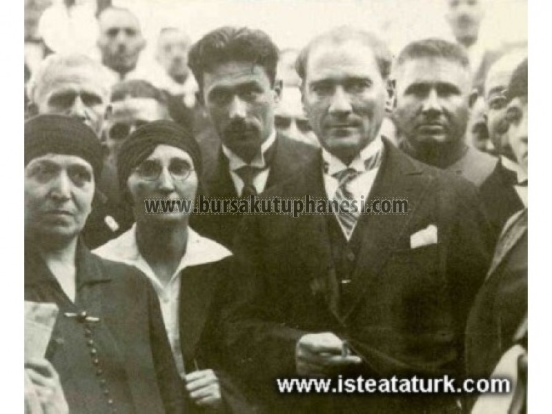 Atatürk ve Bursa- Dar'ül Elhanarı (İstanbul Belediye Koservatuarı) öğretmen ve öğrencilerinin verdiği konserden sonra bayan sanatçılarla. (29 Mayıs 1926)