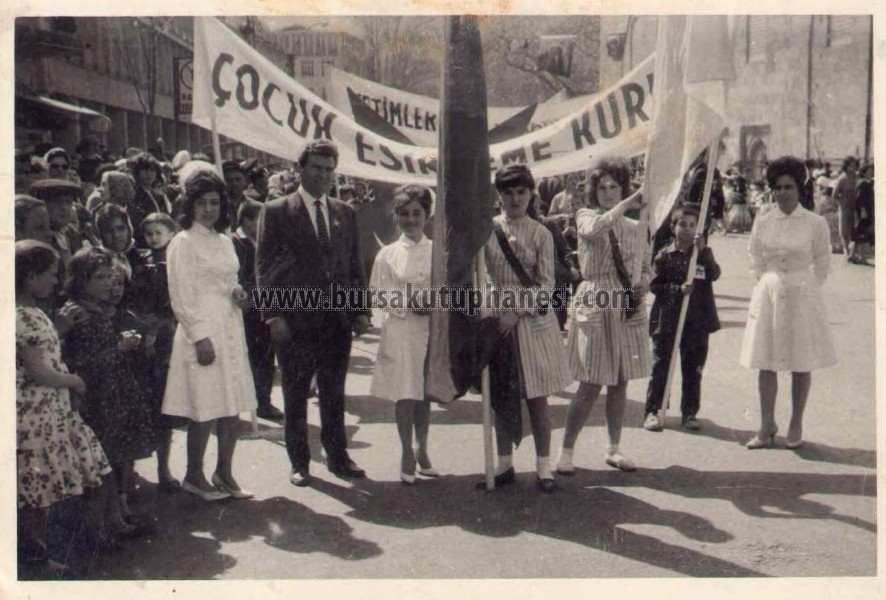 23 Nisan 1964 çocuk esirgeme öğrencileri törende