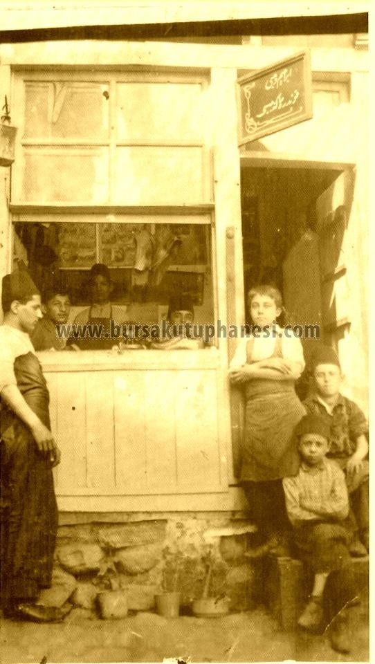 20.yy başında Bursa'da bir ayakkabıcı dükkanı