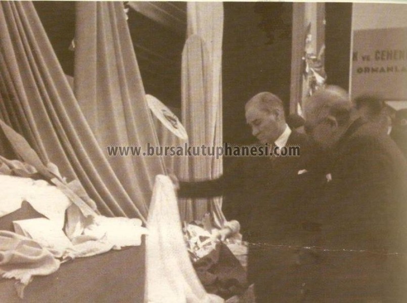 Atatürk ve Bursa- Bursalı tekstilci Hacı Sabri'nin ürettiği kumaşları tetkik ederken