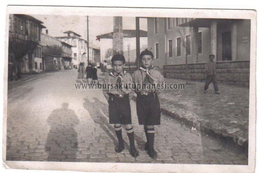 Maksem Ticaret Lisesi (Sağda) Mahkeme Fırımı , Yahni Kapan Cami 1950'ler 