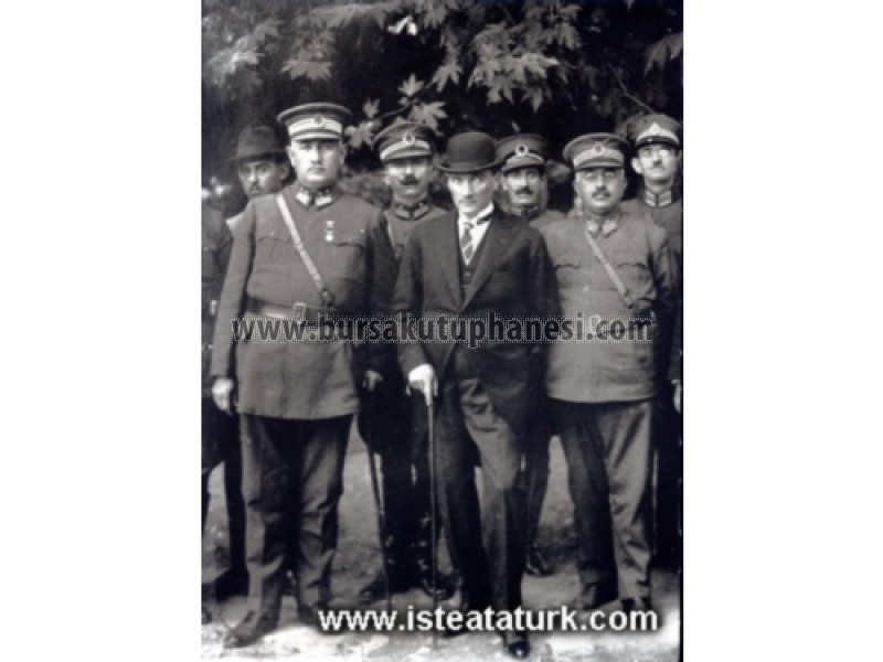Atatürk ve Bursa- 11.Tümen Karargahı'nı ziyaret ederken. (23 Mayıs 1926)