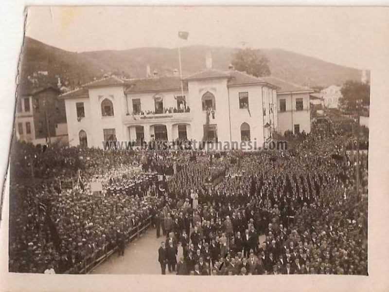 Bayram- 29.10.1933 TARİHİNDE CUHURİYET KURULUŞU 10.YIL KUTLAMALARI GAZİ NUTKU  KALABALIĞI