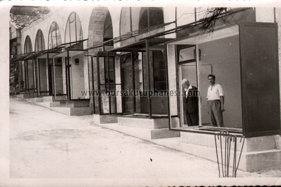 1958-carsi-yanginindan-sonra-Kapalicarsida-yapilan-yeni-dukkanlarda-Osman-Durmacalis-ve-Mustafa-Nuri-Urgancioglu1963-2