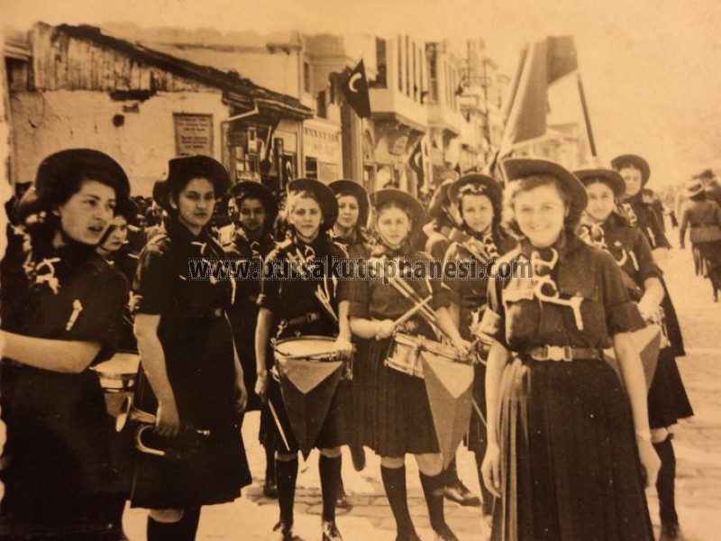 İffet Akipek (soldan ikinci) Necatibey Kız Enstitüsünde izci kıyafetiyle bir bayramda,yıl 1938 Ülkü Tuncay