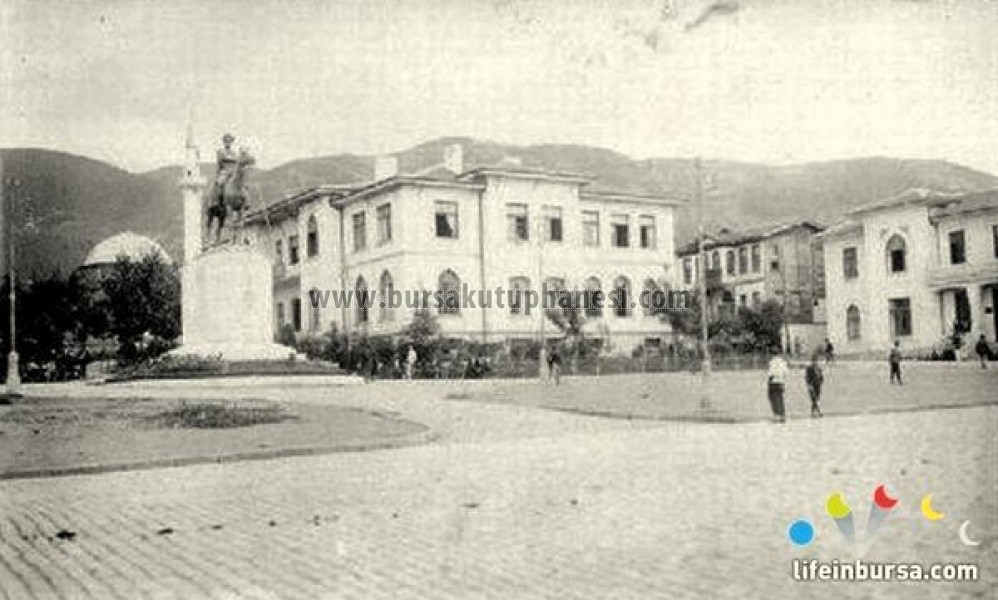 Atatürk Caddesi- Heykel-Valilik